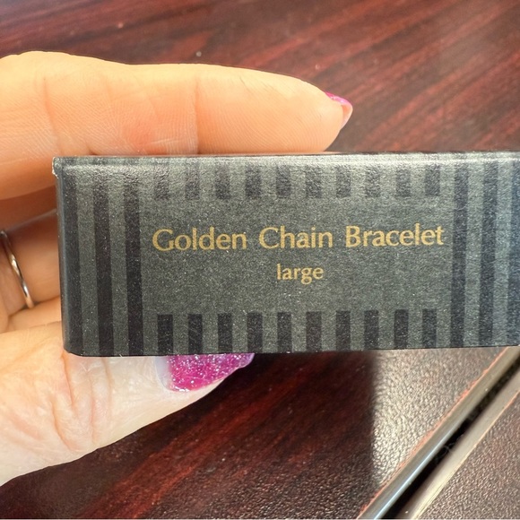 Avon “Golden Charm” Goldtone Linked Chain Bracelet with Decorative Details NIB - Picture 2 of 6